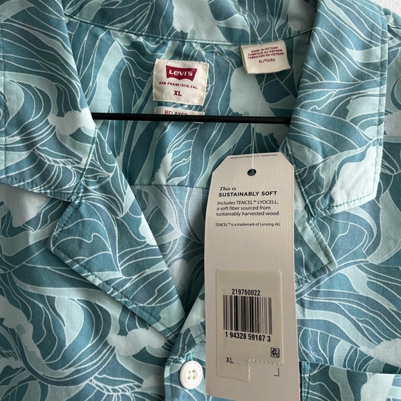 Levi Groovy Button Down Short Sleeve Shirt - Picture 2 of 4